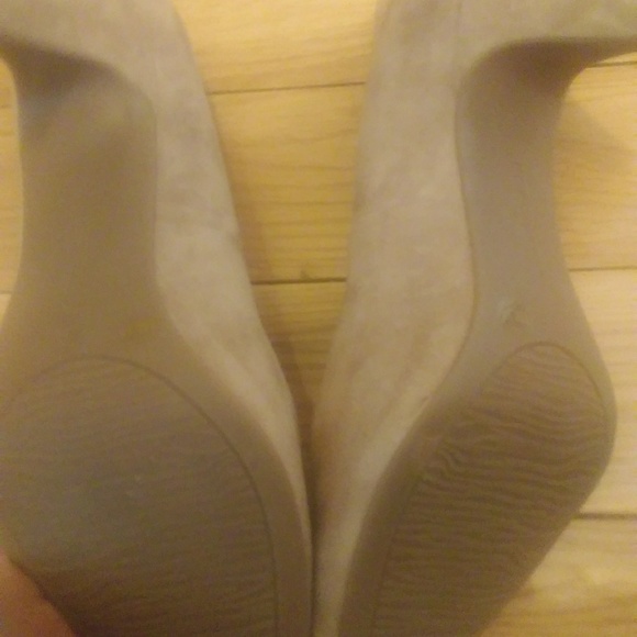 BCBG size 9 sexy suede 4 inch heel - Picture 2 of 3